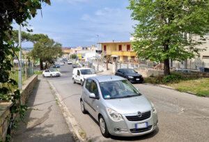 Autofahren in Kampanien: Auch abseits der großen Städte prägen schmale Straßen, parkende Fahrzeuge und lebhafter Verkehr den Alltag – ganz typisch für Süditalien. (Foto: © Bastian Glumm)