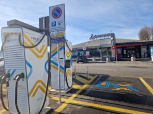 Die italienischen Ratsstätten sind modern und gut ausgestattet. Viele verfügen über Ladesäulen für E-Autos. (Foto: © Bastian Glumm)