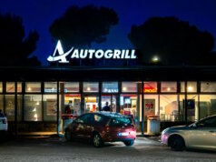 Autogrill Italien: Die besten Raststätten & Tipps für unterwegs Ein typischer Autogrill in Italien – Raststätte mit Restaurant und Café entlang der Autobahn. (Foto: © framarzo /Adobe Stock)