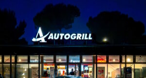 Autogrill Italien: Die besten Raststätten & Tipps für unterwegs Ein typischer Autogrill in Italien – Raststätte mit Restaurant und Café entlang der Autobahn. (Foto: © framarzo /Adobe Stock)
