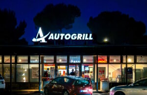 Autogrill Italien: Die besten Raststätten & Tipps für unterwegs Ein typischer Autogrill in Italien – Raststätte mit Restaurant und Café entlang der Autobahn. (Foto: © framarzo /Adobe Stock)