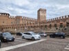 Verkehr vor der historischen Festungsmauer in Verona: Auch in touristischen Städten greifen Italiens Verkehrsregeln und das Punktesystem konsequent. Und zwar unabhängig davon, ob Einheimische oder ausländische Fahrer unterwegs sind. (Foto: © Bastian Glumm)
