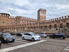 Verkehr vor der historischen Festungsmauer in Verona: Auch in touristischen Städten greifen Italiens Verkehrsregeln und das Punktesystem konsequent. Und zwar unabhängig davon, ob Einheimische oder ausländische Fahrer unterwegs sind. (Foto: © Bastian Glumm)