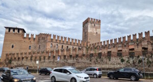 Verkehr vor der historischen Festungsmauer in Verona: Auch in touristischen Städten greifen Italiens Verkehrsregeln und das Punktesystem konsequent. Und zwar unabhängig davon, ob Einheimische oder ausländische Fahrer unterwegs sind. (Foto: © Bastian Glumm)
