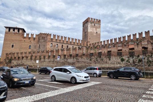 Verkehr vor der historischen Festungsmauer in Verona: Auch in touristischen Städten greifen Italiens Verkehrsregeln und das Punktesystem konsequent. Und zwar unabhängig davon, ob Einheimische oder ausländische Fahrer unterwegs sind. (Foto: © Bastian Glumm)