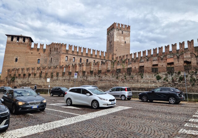 Verkehr vor der historischen Festungsmauer in Verona: Auch in touristischen Städten greifen Italiens Verkehrsregeln und das Punktesystem konsequent. Und zwar unabhängig davon, ob Einheimische oder ausländische Fahrer unterwegs sind. (Foto: © Bastian Glumm)