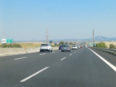 Typisches Bild auf einer italienischen Autobahn: Während die rechte Spur frei bleibt, nutzen viele Fahrer bevorzugt die Mittelspur – ein Verhalten, das im italienischen Verkehrsalltag weit verbreitet ist. (Foto: © Svitlana Glumm)