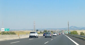 Typisches Bild auf einer italienischen Autobahn: Während die rechte Spur frei bleibt, nutzen viele Fahrer bevorzugt die Mittelspur – ein Verhalten, das im italienischen Verkehrsalltag weit verbreitet ist. (Foto: © Svitlana Glumm)