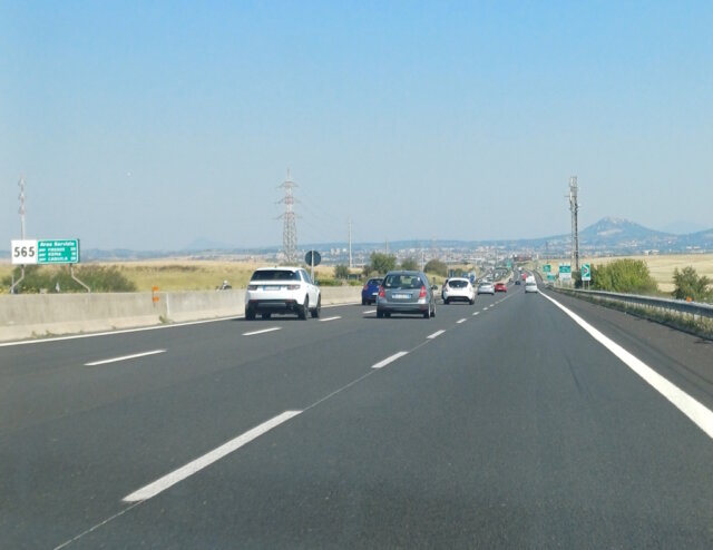 Typisches Bild auf einer italienischen Autobahn: Während die rechte Spur frei bleibt, nutzen viele Fahrer bevorzugt die Mittelspur – ein Verhalten, das im italienischen Verkehrsalltag weit verbreitet ist. (Foto: © Svitlana Glumm)