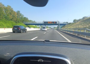 Italienischer Autobahnalltag: Auch bei wenig Verkehr bleibt die rechte Spur oft ungenutzt, während sich der Verkehr auf der Mittelspur konzentriert. Die elektronische Anzeige informiert über Entfernungen und Verkehrsfluss. (Foto: © Svitlana Glumm)