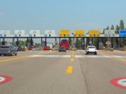 Maut in Italien: Neue Regeln bringen Rückerstattung bei Stau Mautstation auf einer italienischen Autobahn: Ab 2026 soll es bei langen Baustellenstaus eine teilweise oder vollständige Rückerstattung der Maut geben. (Foto: © ChiccoDodiFC / Adobe Stock)