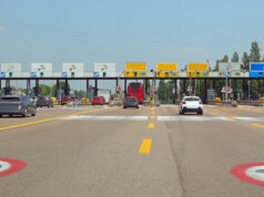 Maut in Italien: Neue Regeln bringen Rückerstattung bei Stau Mautstation auf einer italienischen Autobahn: Ab 2026 soll es bei langen Baustellenstaus eine teilweise oder vollständige Rückerstattung der Maut geben. (Foto: © ChiccoDodiFC / Adobe Stock)