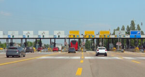 Maut in Italien: Neue Regeln bringen Rückerstattung bei Stau Mautstation auf einer italienischen Autobahn: Ab 2026 soll es bei langen Baustellenstaus eine teilweise oder vollständige Rückerstattung der Maut geben. (Foto: © ChiccoDodiFC / Adobe Stock)