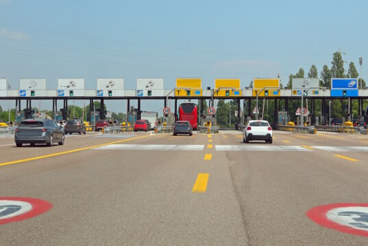 Mautstation auf einer italienischen Autobahn: Ab 2026 soll es bei langen Baustellenstaus eine teilweise oder vollständige Rückerstattung der Maut geben. (Foto: © ChiccoDodiFC / Adobe Stock)