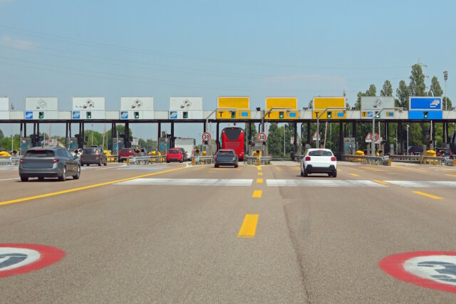autostrada-maut-autobahn Mautstation auf einer italienischen Autobahn: Ab 2026 soll es bei langen Baustellenstaus eine teilweise oder vollständige Rückerstattung der Maut geben. (Foto: © ChiccoDodiFC / Adobe Stock)