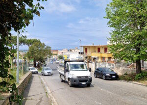 Verkehr in einer italienischen Küstenstadt – wer hier die Straßenregeln missachtet, riskiert hohe Bußgelder. (Foto: © Bastian Glumm)