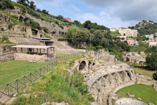Antikes Badeparadies der Kaiser: Die Thermen von Baiae zeigen römischen Luxus und Technik im Archäologiepark bei Neapel. (Foto: © Bastian Glumm)