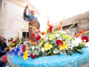 Die Statue von San Pietro, geschmückt mit Blumen und Fischernetz – Sinnbild der tiefen Verbundenheit Balestrates mit dem Meer. (Foto: © Alberto Agrusa)
