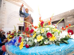Die Statue von San Pietro, geschmückt mit Blumen und Fischernetz – Sinnbild der tiefen Verbundenheit Balestrates mit dem Meer. (Foto: © Alberto Agrusa)