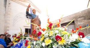 Die Statue von San Pietro, geschmückt mit Blumen und Fischernetz – Sinnbild der tiefen Verbundenheit Balestrates mit dem Meer. (Foto: © Alberto Agrusa)