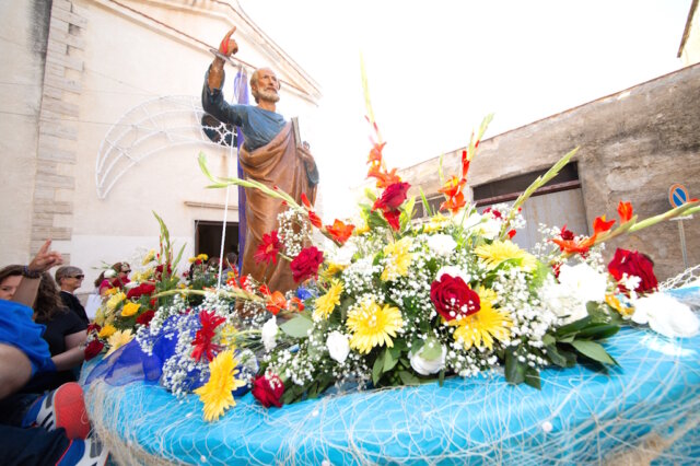 balestrate-san-pietro-sizilien-sicilia (1) Die Statue von San Pietro, geschmückt mit Blumen und Fischernetz – Sinnbild der tiefen Verbundenheit Balestrates mit dem Meer. (Foto: © Alberto Agrusa)