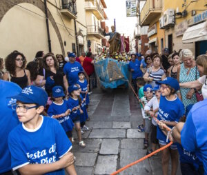 Kinder und Gläubige begleiten die Statue des Heiligen Petrus durch die Gassen von Balestrate – ein Moment gelebter Tradition und Gemeinschaft. (Foto: © Alberto Agrusa)