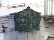 Historisches Schild der Banca Commerciale Italiana – eine der prägenden Banken des italienischen Finanzsystems im 20. Jahrhundert, deren Strukturen heute in der Großbank Intesa Sanpaolo aufgegangen sind. (Foto: © Bastian Glumm)