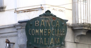Historisches Schild der Banca Commerciale Italiana – eine der prägenden Banken des italienischen Finanzsystems im 20. Jahrhundert, deren Strukturen heute in der Großbank Intesa Sanpaolo aufgegangen sind. (Foto: © Bastian Glumm)