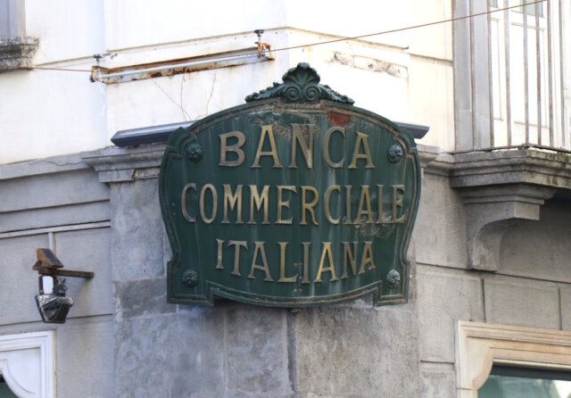 Historisches Schild der Banca Commerciale Italiana – eine der prägenden Banken des italienischen Finanzsystems im 20. Jahrhundert, deren Strukturen heute in der Großbank Intesa Sanpaolo aufgegangen sind. (Foto: © Bastian Glumm)