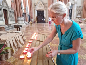 Ich zünde eine Kerze in der Basilika San Petronio an, halte einen Moment inne und lasse die besondere Stille und Atmosphäre des Ortes auf mich wirken. (Foto: © Bastian Glumm)