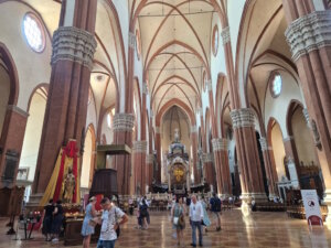 Gotische Weite: Das Innere der Basilika San Petronio beeindruckt mit hohen Gewölben und feierlicher Atmosphäre. (Foto: © Bastian Glumm)