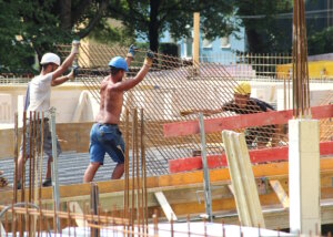 Arbeiten im Baugewerbe: In Süditalien schafft der Ausbau von Infrastruktur derzeit neue Jobs. (Symbolfoto: © Bastian Glumm)
