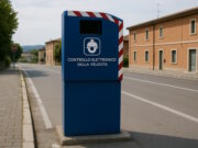 Italiener droht finanzieller Ruin: 28.000 € Bußgeld durch kaum sichtbaren Blitzer – tägliche Pendelstrecke wurde zur Kostenfalle. (Bild: Open AI)