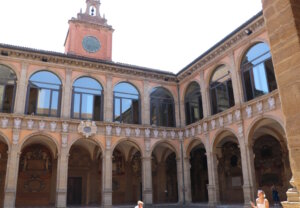 Studium in Italien: Historische Universitätsgebäude wie in Bologna verbinden jahrhundertealte akademische Tradition mit modernem Hochschulalltag. (Foto: © Bastian Glumm)