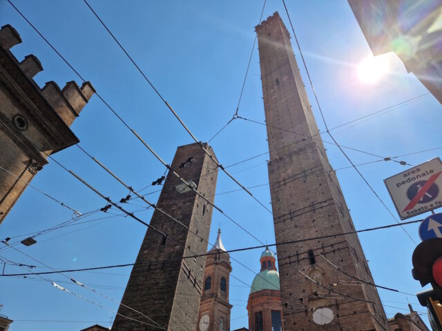 Die beiden Türme aus der Nähe: Torre Garisenda (links) deutlich geneigt, Torre Asinelli (rechts) mit über 97 m die höchste mittelalterliche Turmstruktur Italiens. (Foto: © Bastian Glumm)