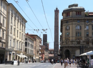 Blick entlang der Via Rizzoli auf die Due Torri – Asinelli und Garisenda. Trotz Bauarbeiten prägen sie eindrucksvoll die Silhouette der Altstadt. (Foto: © Bastian Glumm)