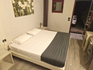 Unser Zimmer in der Dependance des Break Hotel war funktional, ruhig und komfortabel, mit direktem Ausgang nach draußen. Ideal für einen Zwischenstopp auf der Durchreise. (Foto: © Bastian Glumm)