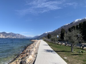 Uferweg zwischen Brenzone und Malcesine: Die flache Strecke entlang des Gardasees verbindet mehrere Orte und bietet ideale Bedingungen für entspannte Touren mit Blick auf Wasser und Berge. (Foto: © Mary Franzoni)