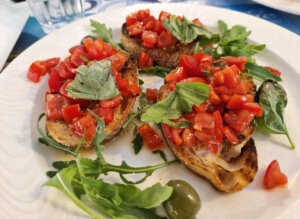 Einfache Alltagsküche mit großer Tradition: Bruschetta mit Tomaten und Basilikum steht stellvertretend für die Alltagsnähe der italienischen Esskultur. (Foto: © Bastian Glumm)