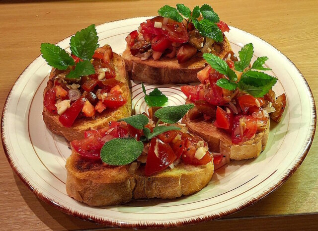 Bruschetta: geröstetes Brot, eingerieben mit frischem Knoblauch und beträufelt mit hochwertigem Olivenöl. (Foto: © Miriam Köppchen)