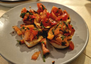 Die Tomaten-Bruschetta ist leicht, aromatisch und passt zu jeder Jahreszeit. (Foto: © Bastian Glumm)