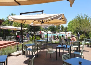 Auf dem Gelände gibt es ein Restaurant und einen Pool. (Foto: © Bastian Glumm)