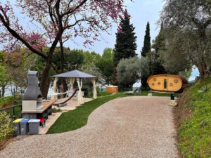 Glamping-Bereich im Camping Village La Rocca am Gardasee: Natur, Komfort und moderne Unterkünfte in ruhiger Umgebung. (Foto: © Lago di Garda Camping)