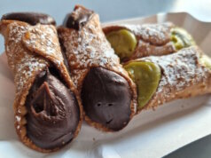 Cannoli, eine der bekanntesten Süßspeisen Italiens, stammt aus der sonnigen Region Sizilien und hat sich weltweit zu einer Delikatesse entwickelt. (Foto: © Bastian Glumm)