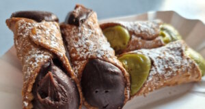 Cannoli, eine der bekanntesten Süßspeisen Italiens, stammt aus der sonnigen Region Sizilien und hat sich weltweit zu einer Delikatesse entwickelt. (Foto: © Bastian Glumm)