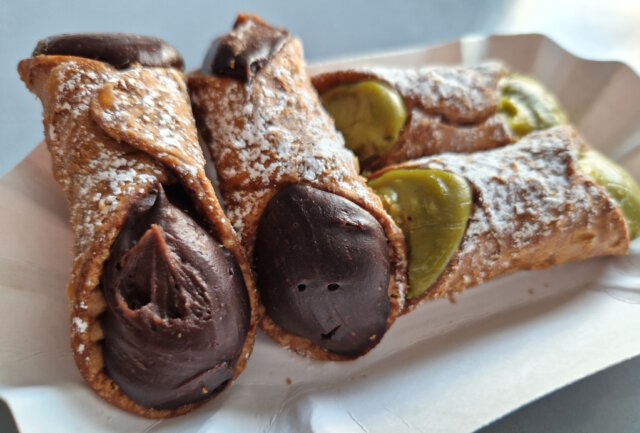 Cannoli, eine der bekanntesten Süßspeisen Italiens, stammt aus der sonnigen Region Sizilien und hat sich weltweit zu einer Delikatesse entwickelt. (Foto: © Bastian Glumm)