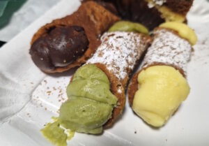 Cannoli gibt es mit zahlreichen Füllungen. Beliebt sind Schikolade, Pistazie und Vannile (Crema). (Foto: © Bastian Glumm)