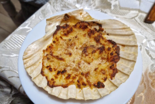 Capesante gratinate – gratinierte Jakobsmuschel in ihrer Schale, wie sie traditionell in Neapel als Antipasto serviert wird: schlicht zubereitet, goldbraun überbacken und ganz auf den Eigengeschmack der Muschel ausgerichtet. (Foto: © Bastian Glumm)