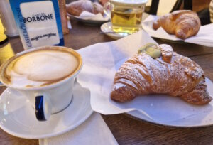 Cappuccino passt perfekt zum Frühstück, oft in Kombination mit einem Croissant, dem italienischen „Cornetto“. (Foto: © Bastian Glumm)