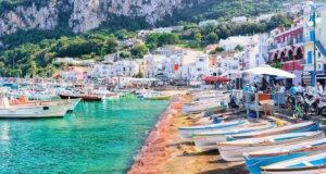 Capri verbietet aufdringliche Touristenansprache: Strafen bis 500 Euro Blick auf den Hafen von Capri im Golf von Neapel: die Insel setzt mit neuen Regeln auf mehr Ruhe und weniger aufdringliche Touristenansprache. (Foto: © Roman Babakin - stock.adobe.com)